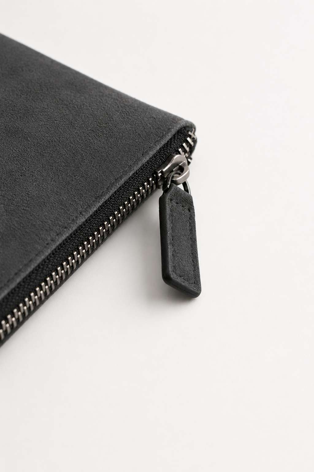 Clutch-Tasche aus dunkelgrauem Alcantara