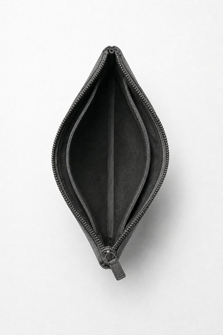 Clutch-Tasche aus dunkelgrauem Alcantara