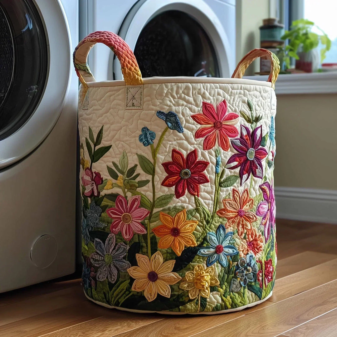 Gepolsterter Korb mit buntem Blumenfeld