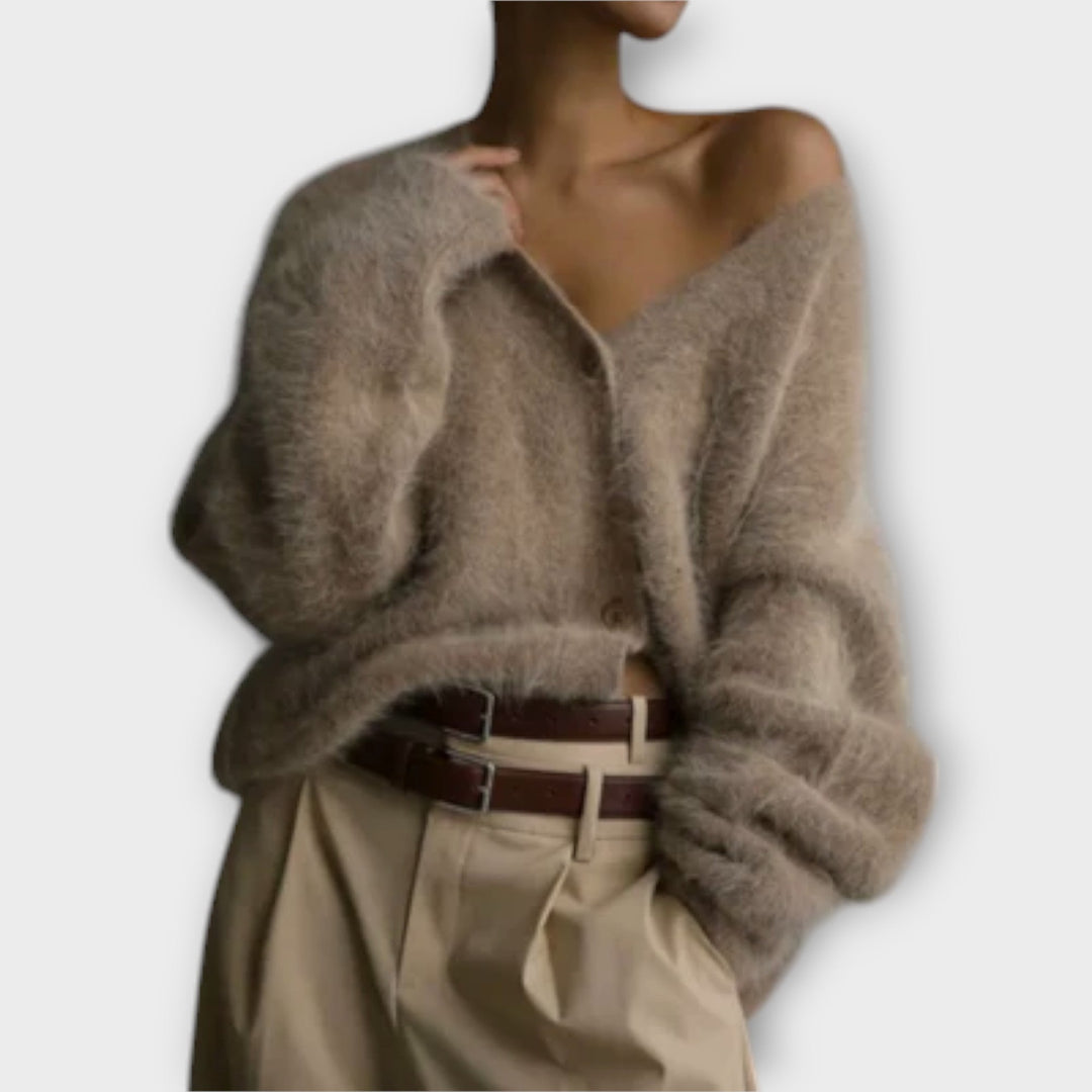 Dahlia - Eleganter Cardigan aus beigem Kunstfell