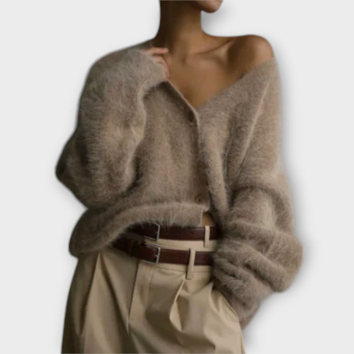 Dahlia - Eleganter Cardigan aus beigem Kunstfell