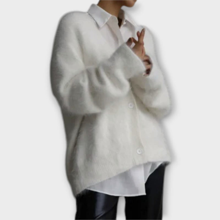 Dahlia - Eleganter Cardigan aus beigem Kunstfell