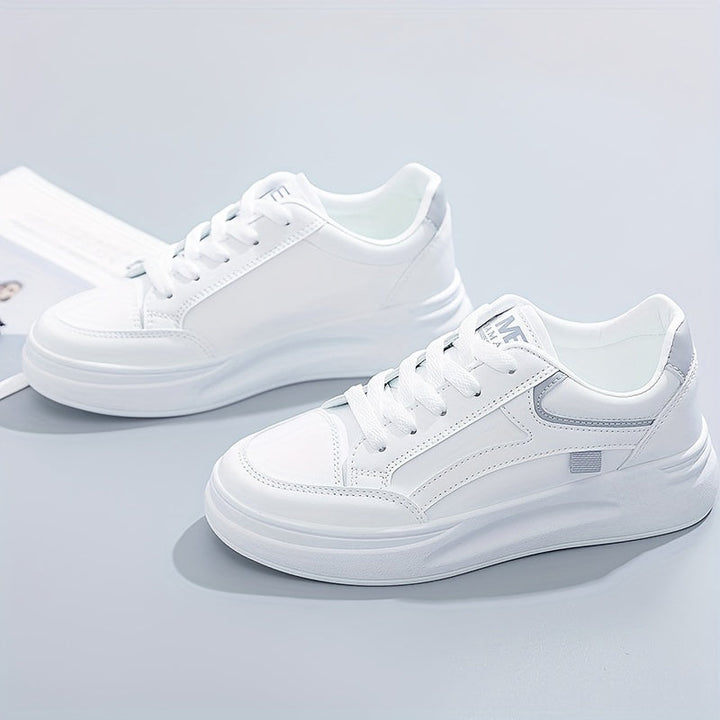 Schicke weiße Sneakers mit leichtem Komfort