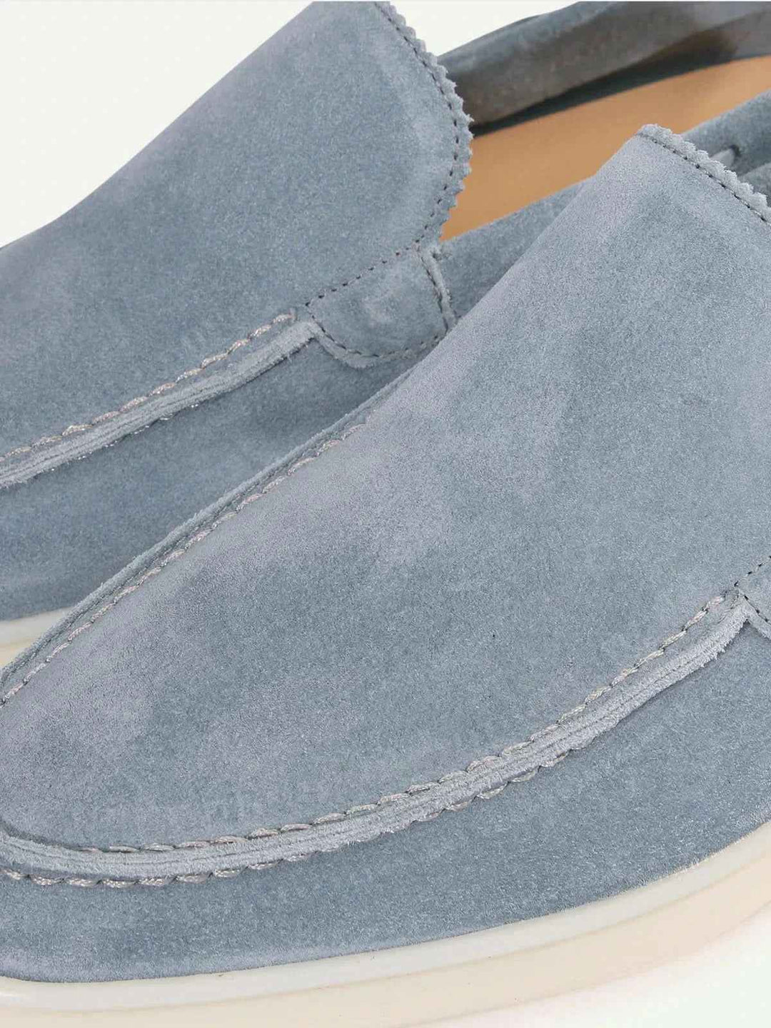 Klassischer Mokassin aus hellblauem Wildleder