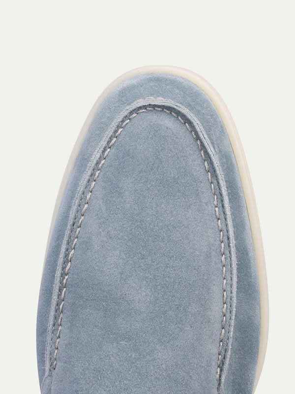 Klassischer Mokassin aus hellblauem Wildleder